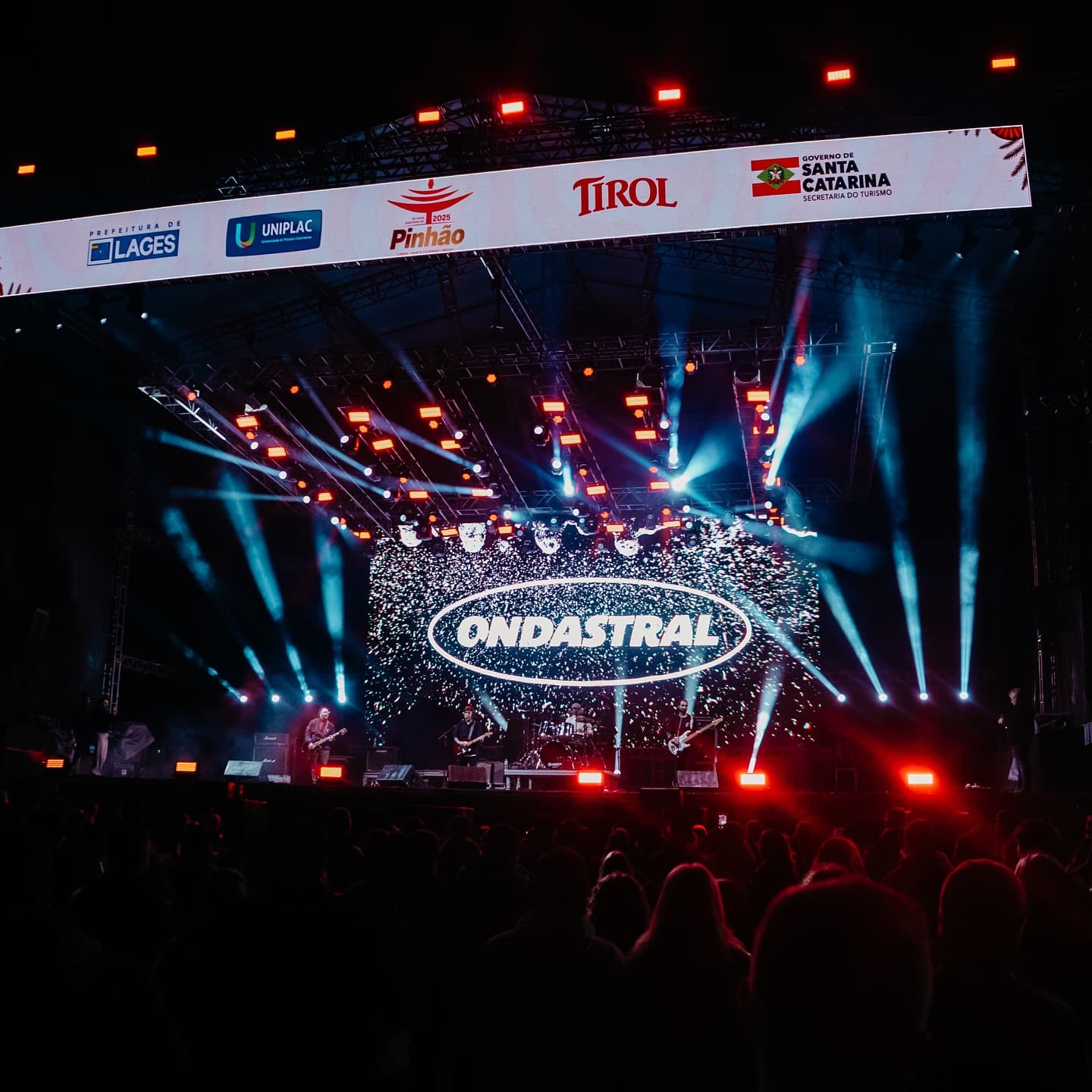 Show da Ondastral com luzes de palco e público