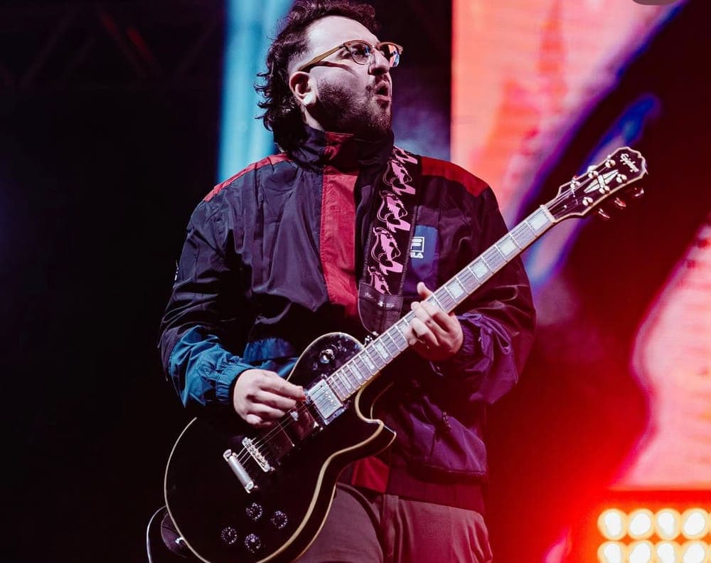 Mateus Rosa tocando guitarra em um show