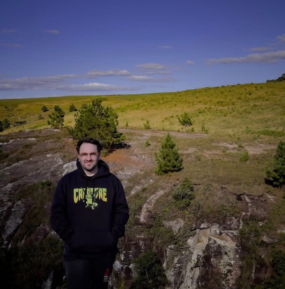 Mateus Rosa em um campo da Serra Catarinense